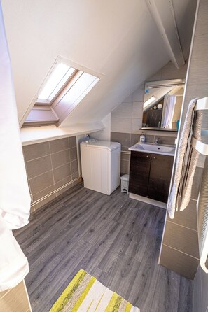 Een douche, een haardroger, handdoeken, zeep