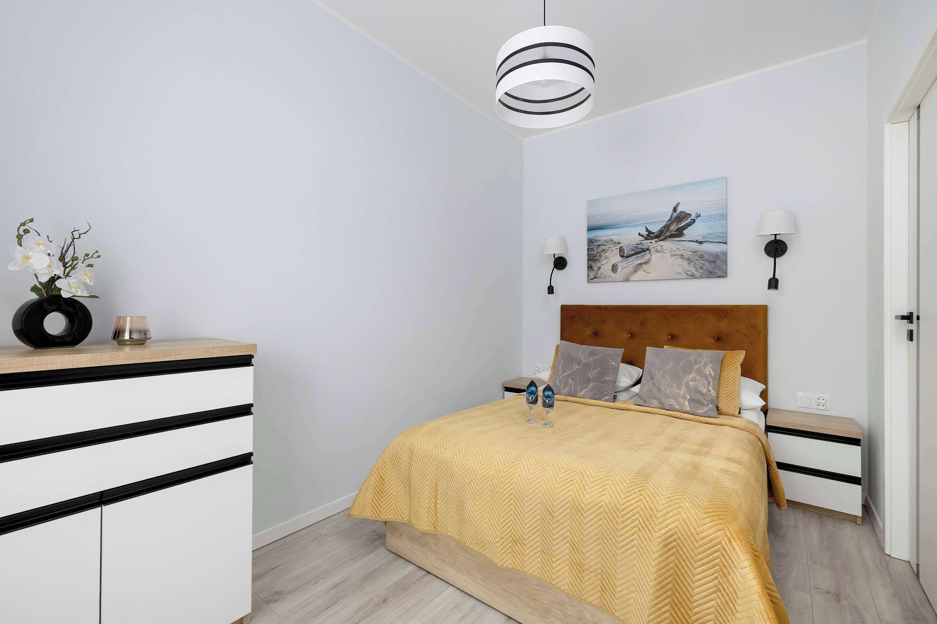 1 dormitorio, escritorio, tabla de planchar con plancha y wifi