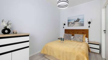 1 dormitorio, escritorio, tabla de planchar con plancha y wifi