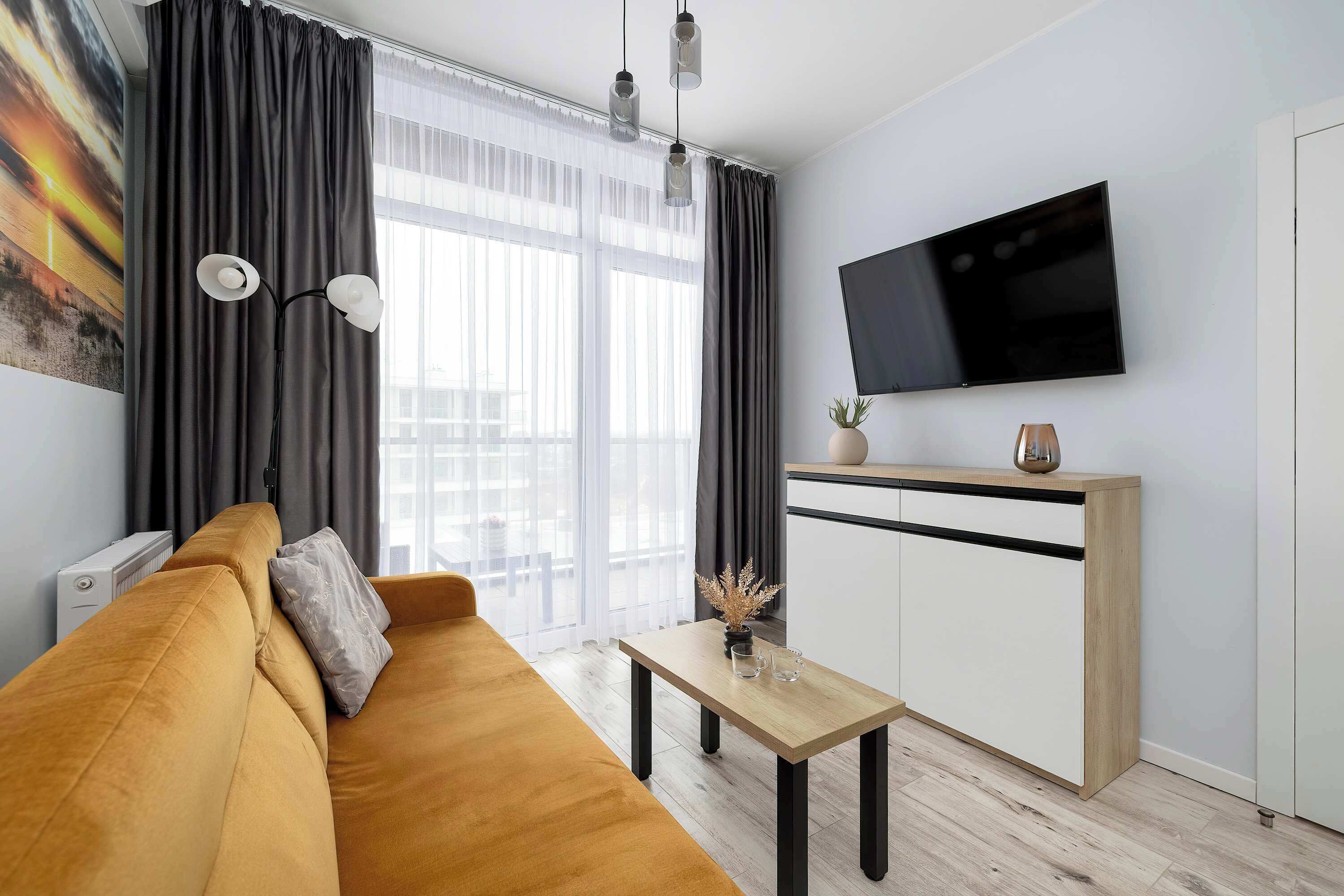 Una televisión, una oficina