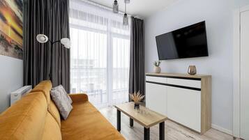 Una televisión, una oficina