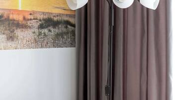 Una televisión, una oficina