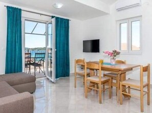 32-inch flat-screen TV with satellite channels - Apartments Ana (Vodice)