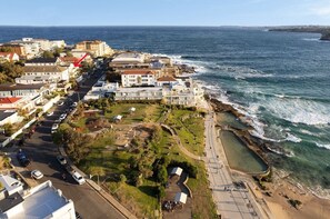 Unclassified image, 2 of 24, button