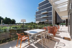 Apartemen Deluks, 2 kamar tidur, pemandangan laut terbatas | Tempat makan outdoor