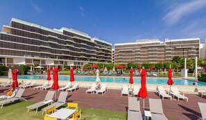 Outdoor pool - 2BR with Terrace in The 8 by Bespoke (Dubai)