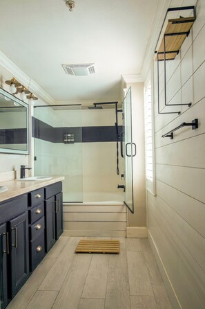 Secador de cabelo, bidê, toalhas de banho, sabonete