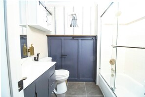 Hiustenkuivaaja, bidee, pyyhkeet, saippua