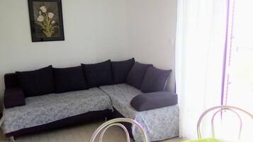 Apartment (One Bedroom Apartment Upper) | Wohnzimmer | 32-Zoll-Flachbildfernseher mit Satellitenempfang