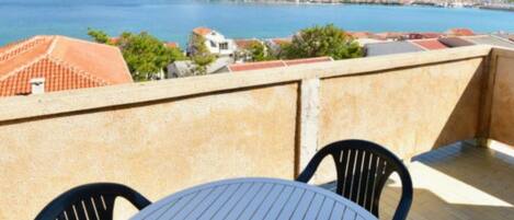 Apartment (One Bedroom Apartment Upper) | Terrace/patio