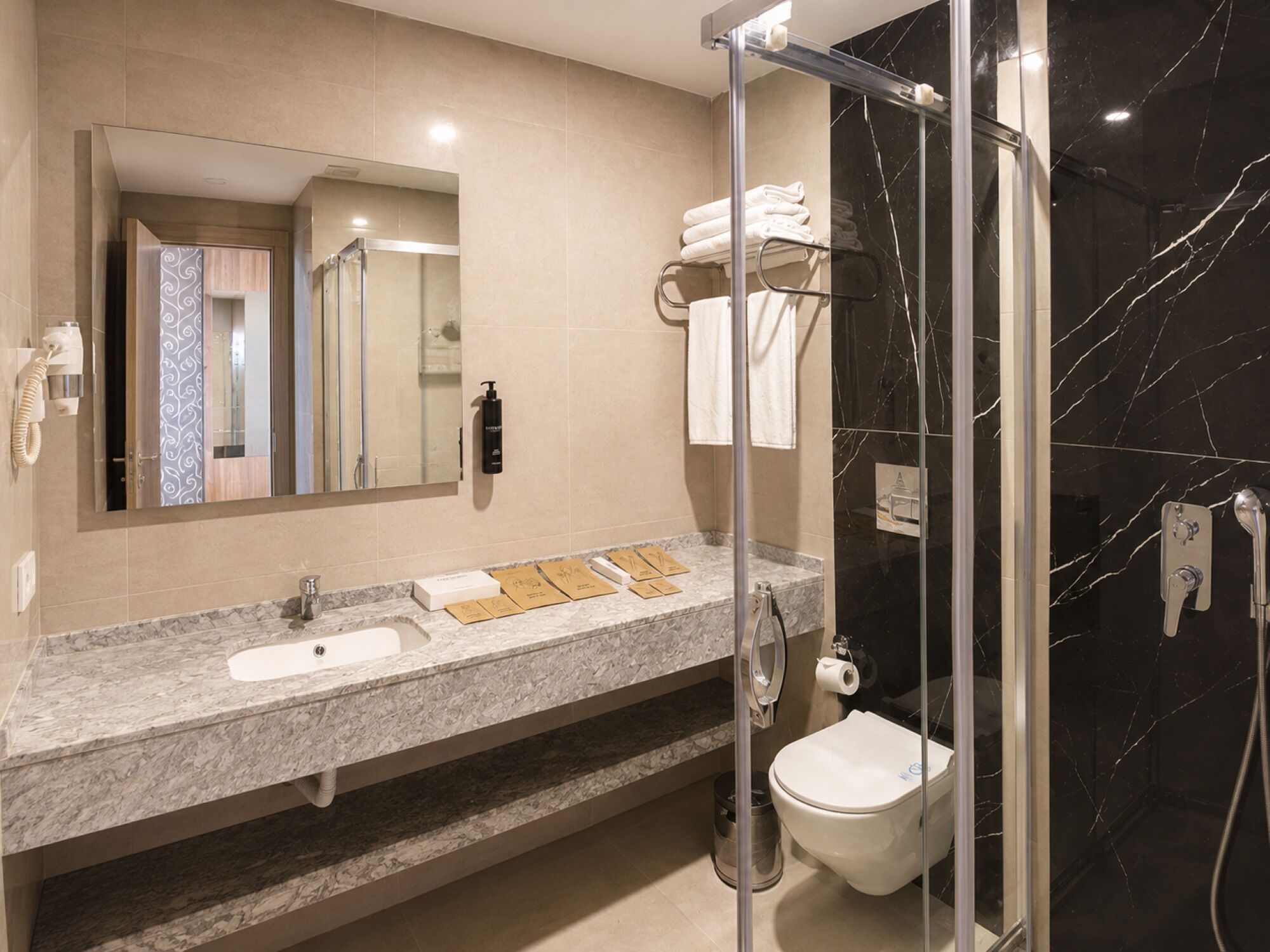 Habitación cuádruple Confort | Baño | Ducha, secador de pelo, toallas y jabón
