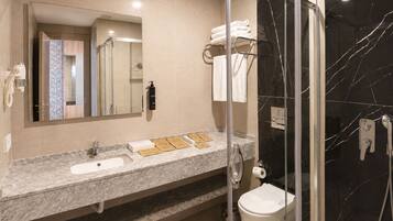 Comfort Quadruple Room | Bathroom | Shower, hair dryer, towels, soap
