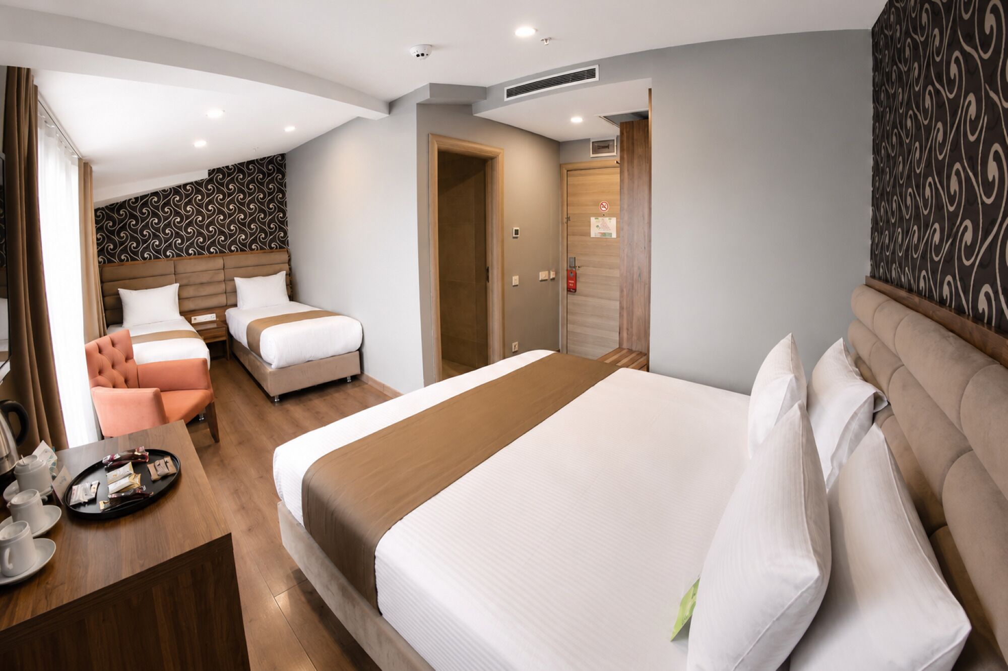 Habitación cuádruple Confort | Minibar, escritorio, espacio para trabajar con un portátil y wifi gratis