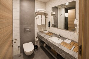 Chambre Confort avec lits jumeaux | Salle de bain | Douche, séchoir à cheveux, serviettes fournies, savon