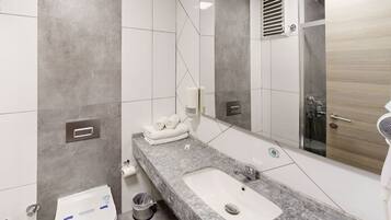 Dusch, hårtork, handdukar och tvål