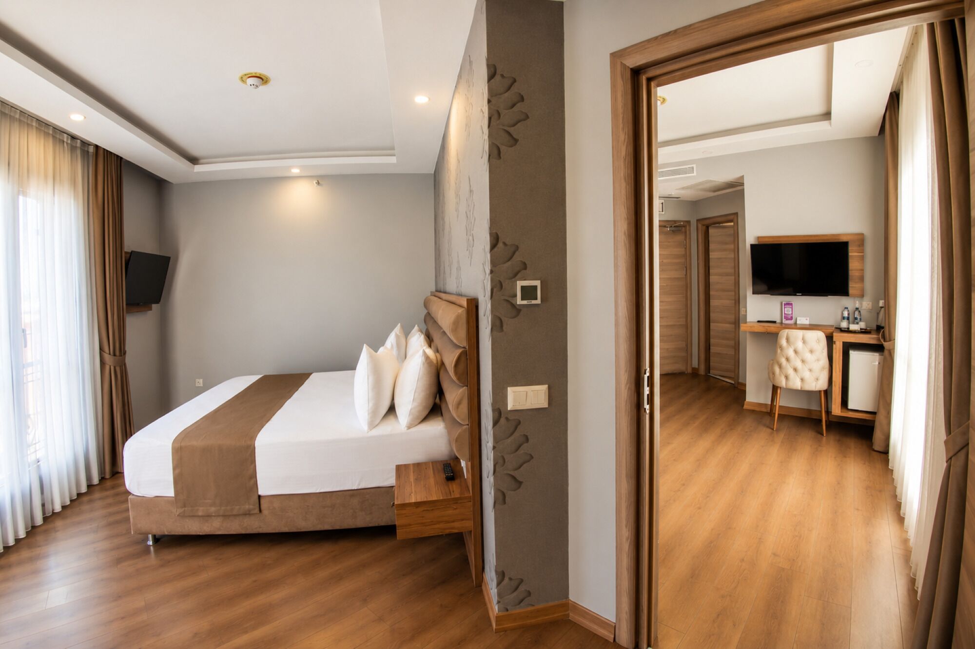 Suite, balcon | Minibar, bureau, espace de travail pour ordinateurs portables