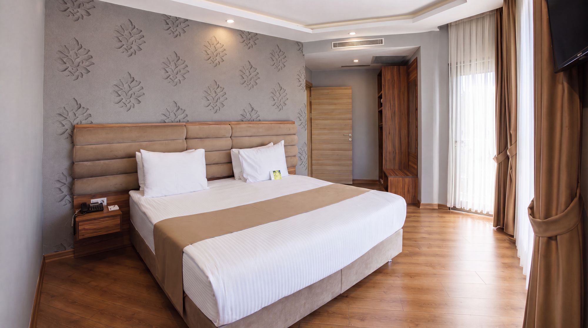 Suite, Balcony | Minibar, desk, laptop workspace, free WiFi