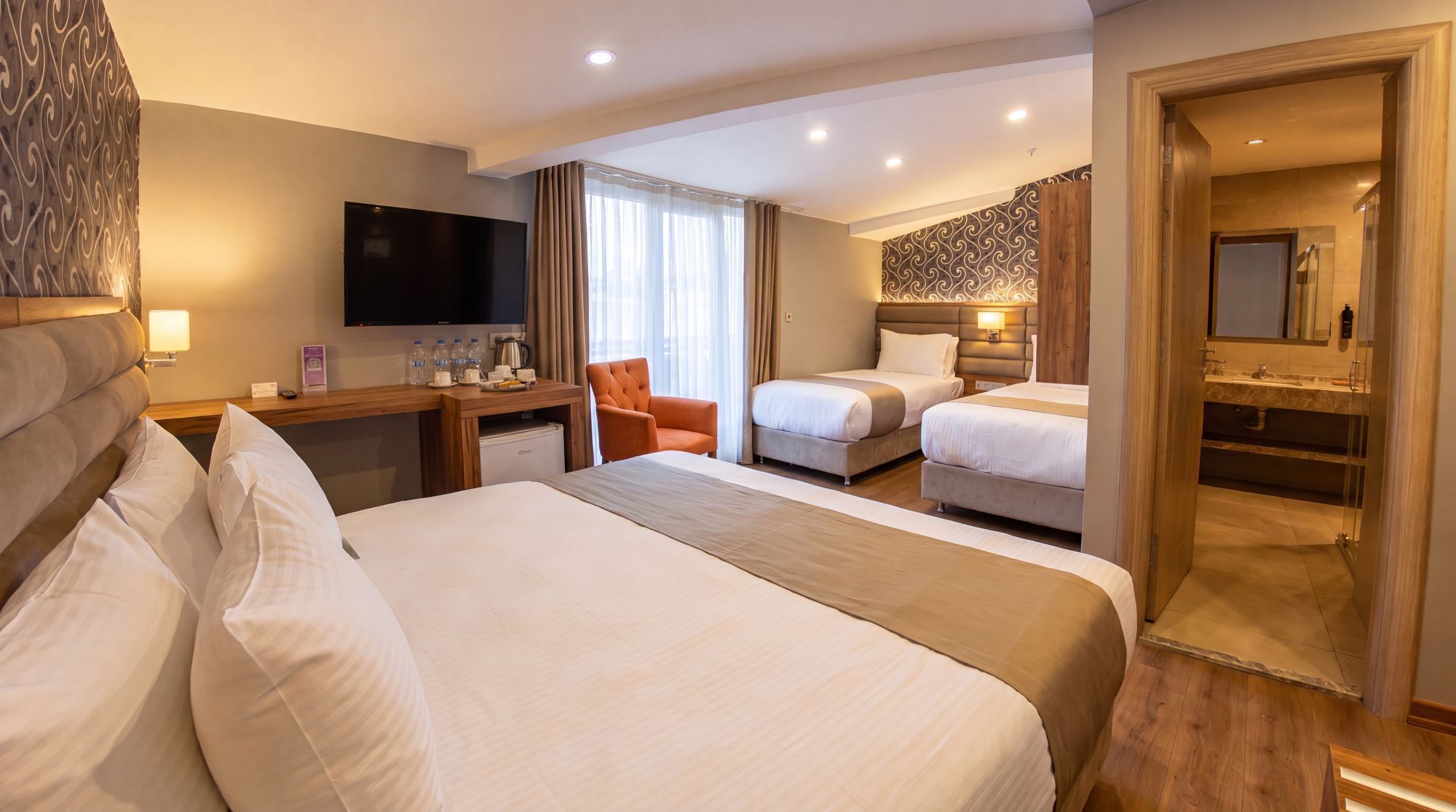 Habitación cuádruple Confort | Minibar, escritorio, espacio para trabajar con un portátil y wifi gratis