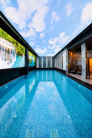 Indoor pool, pool umbrellas - Elite World Inn Istanbul Mahmutbey (Istanbul)