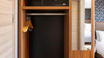 Comfort Quadruple Room | Minibar, desk, laptop workspace, WiFi (free)