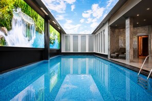 Indoor pool, pool umbrellas - Elite World Inn Istanbul Mahmutbey (Istanbul)