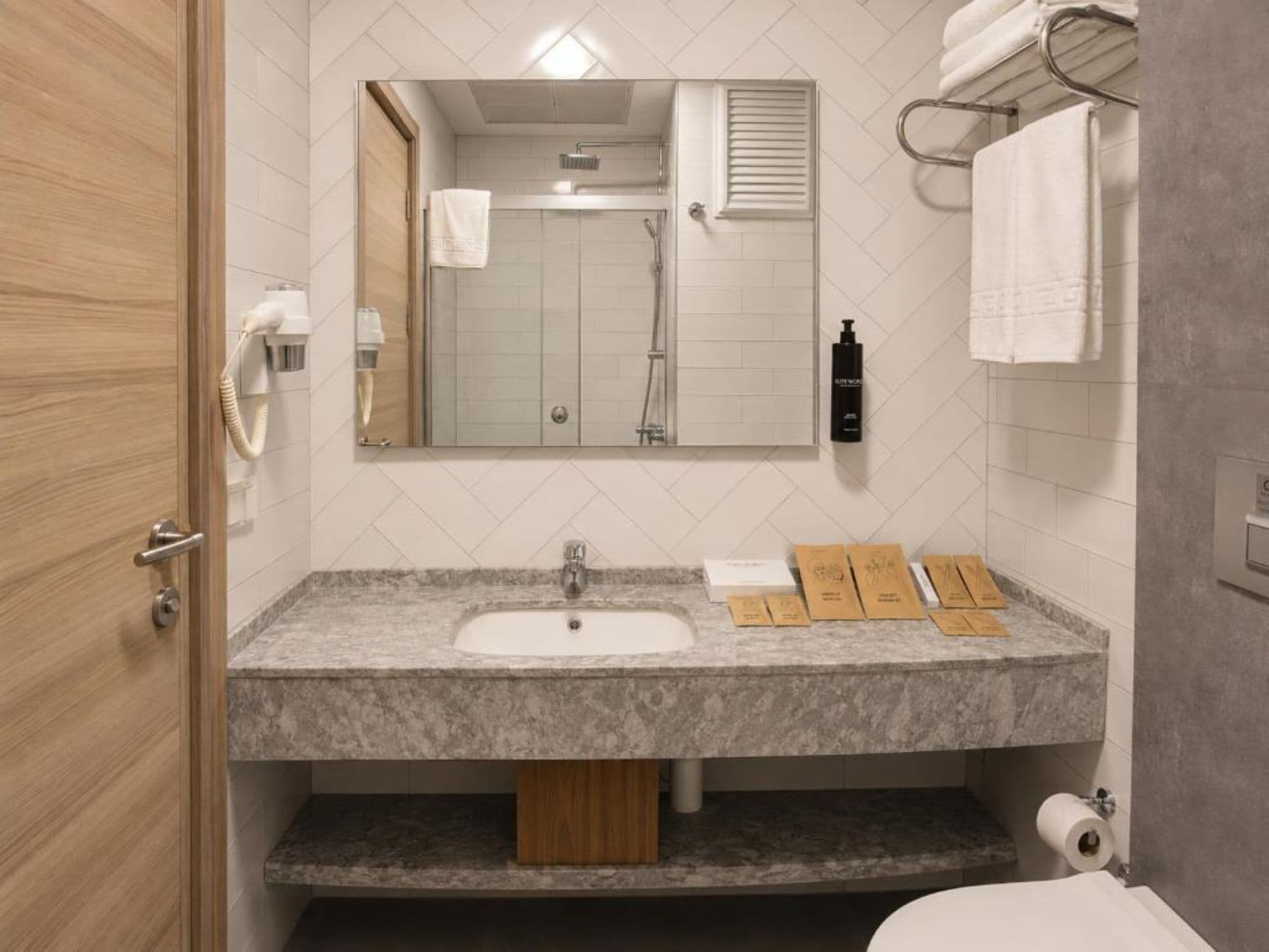 Suite, Balcony | Bathroom | Shower, hair dryer, towels, soap