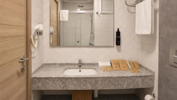 Suite, Balcony | Bathroom | Shower, hair dryer, towels, soap