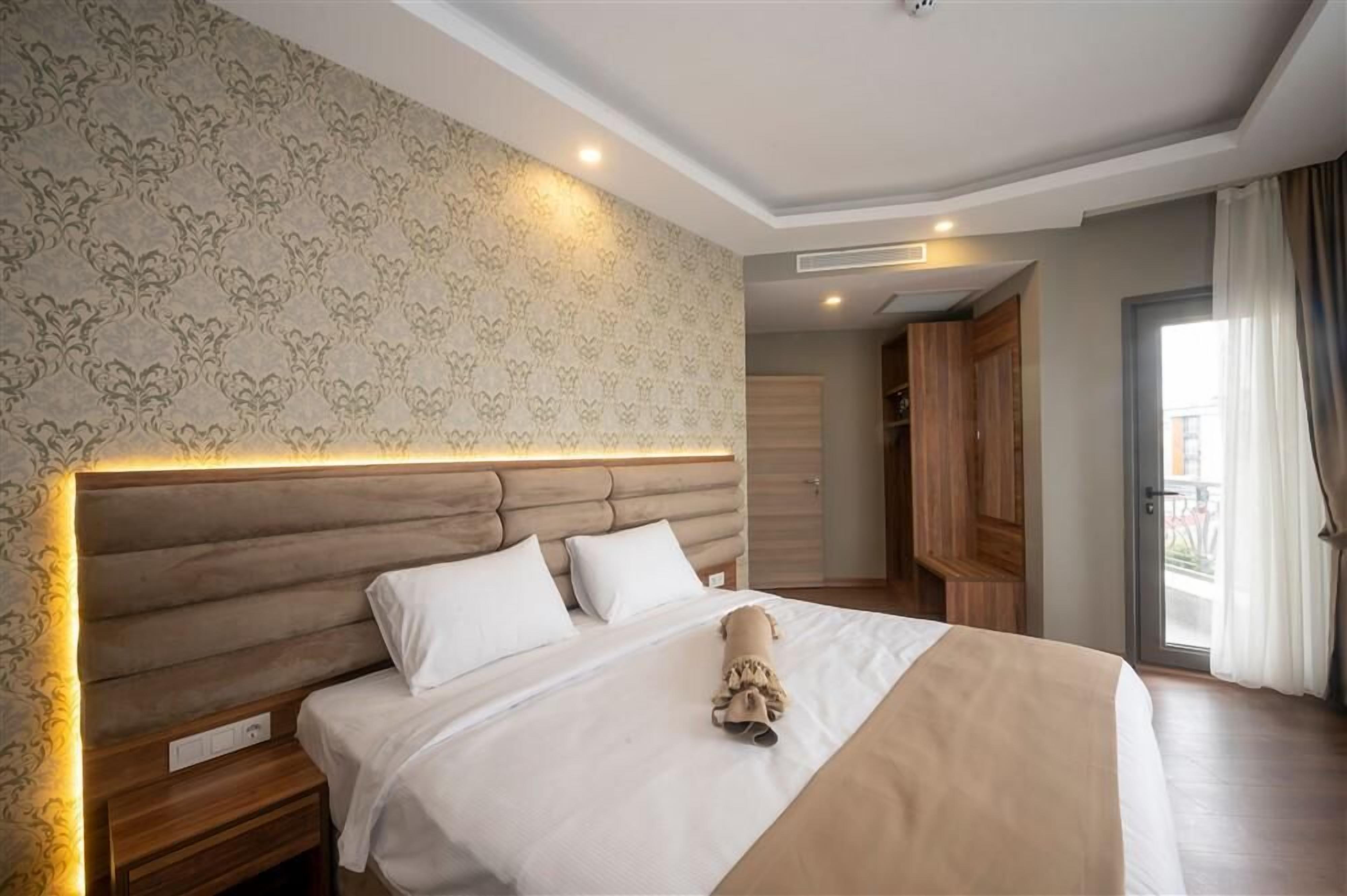 Suite, Balcony | Laptop workspace, free WiFi