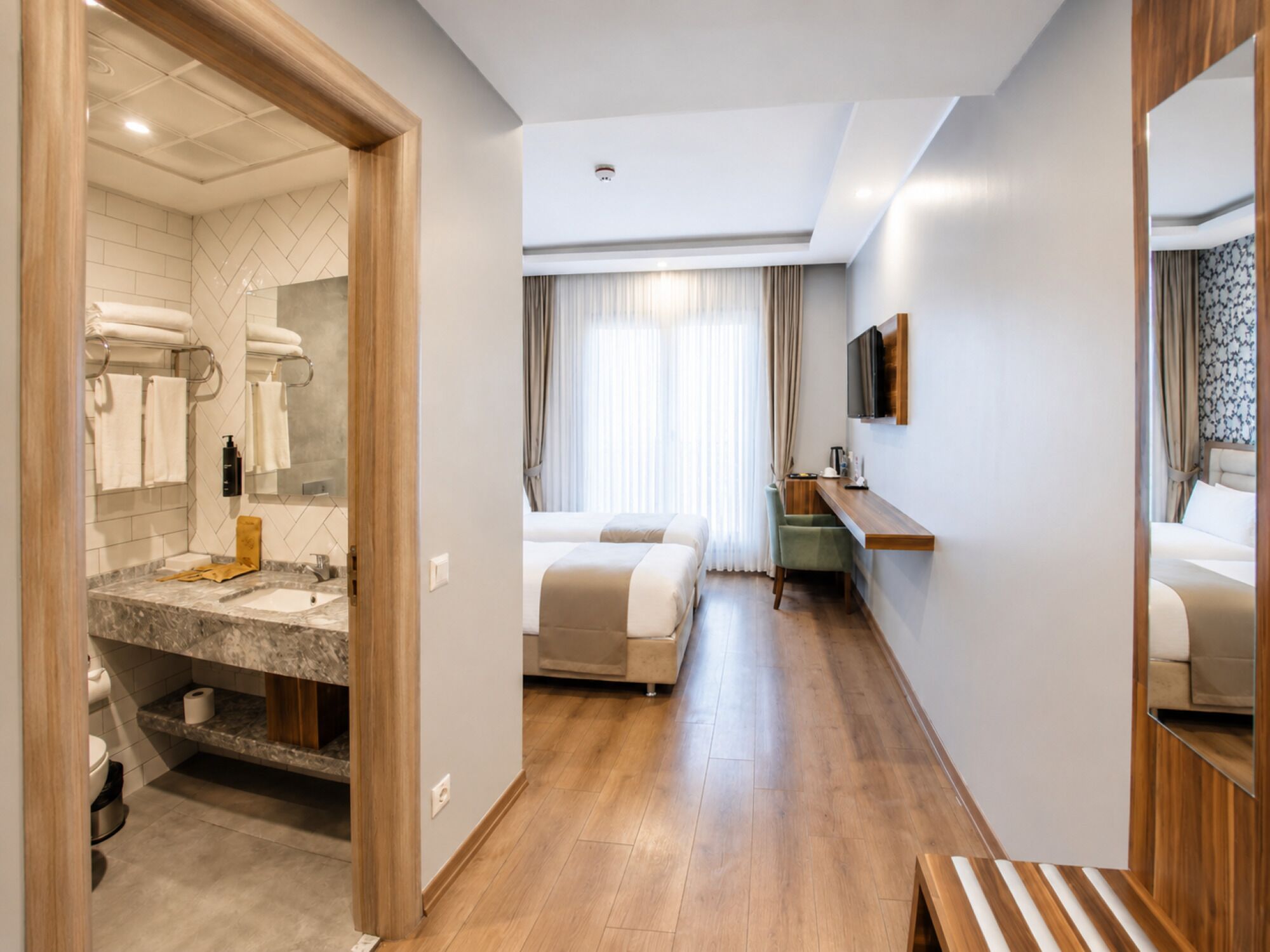 Chambre Confort avec lits jumeaux | Minibar, bureau, espace de travail pour ordinateurs portables