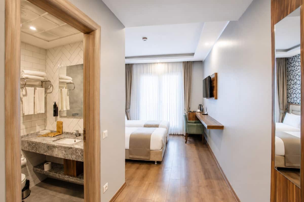 Chambre Confort avec lits jumeaux | Minibar, bureau, espace de travail pour ordinateurs portables