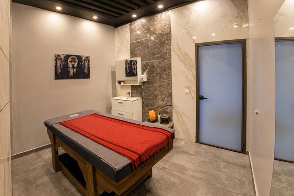 A modern bedroom with a bed, a small bedside table, a mirror, and a door. - Elite World Inn Istanbul Mahmutbey (Istanbul)