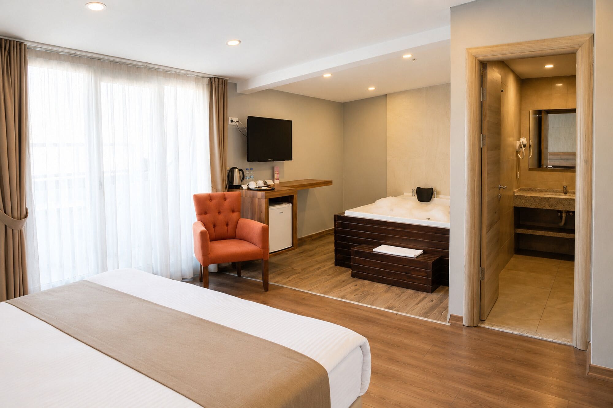 Habitación Deluxe | Minibar, escritorio, espacio para trabajar con un portátil y wifi gratis