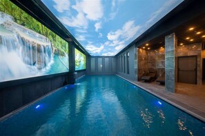Indoor pool, pool umbrellas - Elite World Inn Istanbul Mahmutbey (Istanbul)