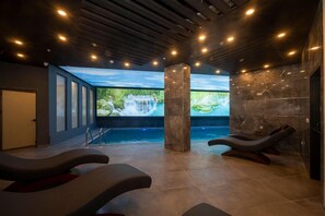 Indoor pool, pool umbrellas - Elite World Inn Istanbul Mahmutbey (Istanbul)