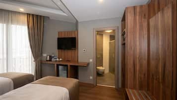 Quarto duplo conforto | Frigobar, escrivaninha, espaço de trabalho para notebook