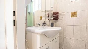 Basic-Apartment | Badezimmer | Dusche, kostenlose Toilettenartikel, Haartrockner, HandtĂŒcher