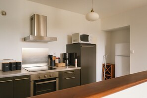 Fridge, microwave, oven, stovetop - Spacious T3 apartment - 10 min from Ajaccio and beaches (Bastelicaccia)