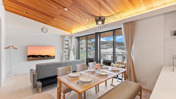 Deluxe Apartment, Balcony, Partial Ocean View | Dining