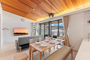 Leilighet – deluxe, balkong, delvis havutsikt | Spiseområde