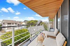 Apartamento Deluxe, balcón, vistas parciales al mar | Jardines del alojamiento