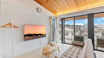 Apartemen Deluks, balkon, pemandangan laut sebagian | Area keluarga