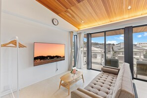 Apartamento Deluxe, balcón, vistas parciales al mar | Zona de estar