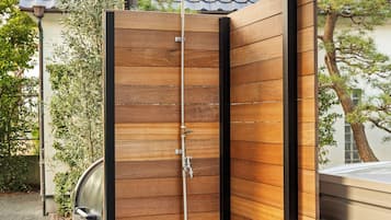 Apartemen Deluks, balkon, pemandangan laut sebagian | Halaman properti