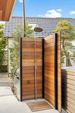 Apartamento Deluxe, balcón, vistas parciales al mar | Jardines del alojamiento