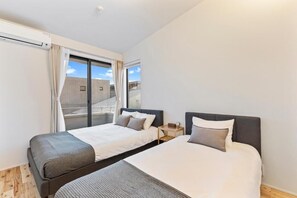 Apartamento Deluxe, balcón, vistas parciales al mar | Cortinas opacas y wifi gratis