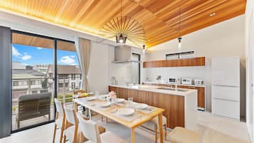 Apartemen Deluks, balkon, pemandangan laut sebagian | Dapur pribadi