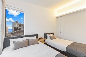 Cubrecamas, cortinas blackout, wifi gratis y ropa de cama 