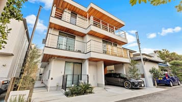 Apartemen Deluks, balkon, pemandangan laut sebagian | Eksterior