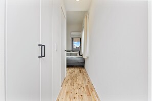 Apartamento Deluxe, balcón, vistas parciales al mar | Interior