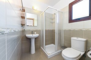 Regadera, secadora de cabello, shampoo, papel de baño 